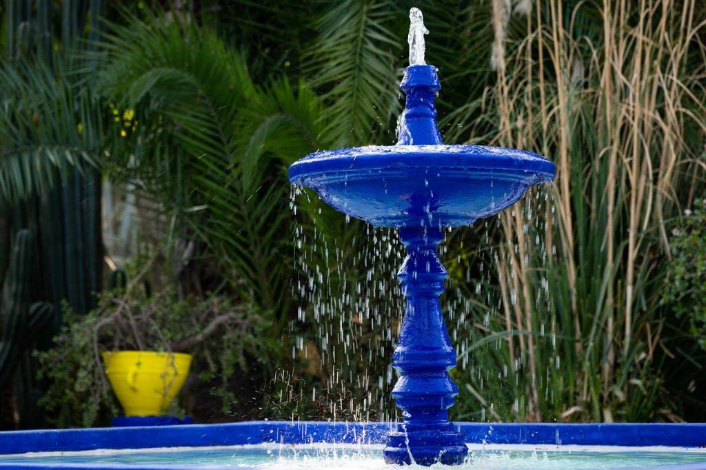fontaine exterieur bleu majorelle