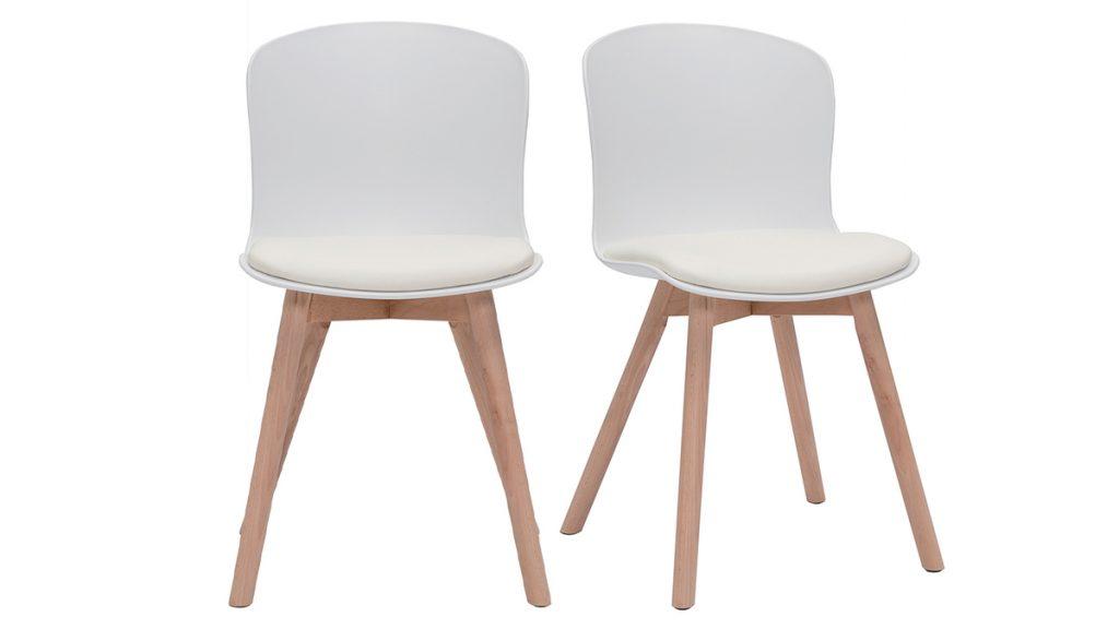 chaises blanches en bois massif