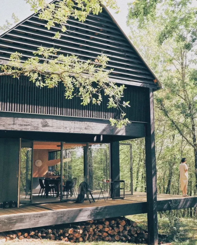 Une petite maison en bois noire en parfaite harmonie avec la nature perigourdine 1 1