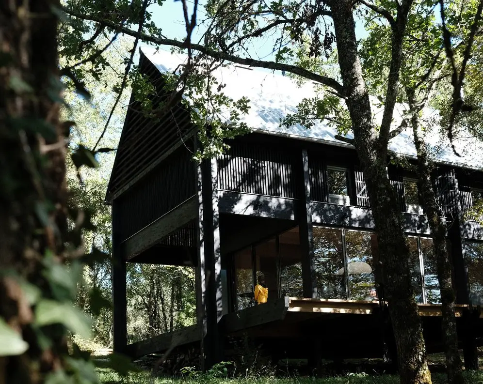 Une petite maison en bois noire en parfaite harmonie avec la nature perigourdine 2
