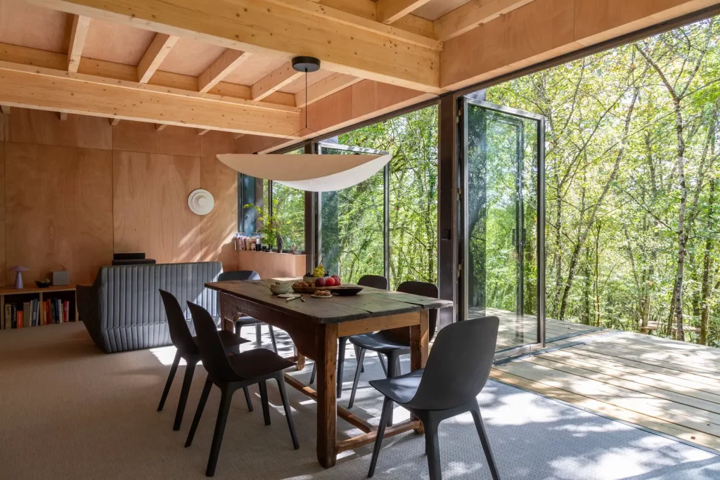 Une petite maison en bois noire en parfaite harmonie avec la nature perigourdine 3