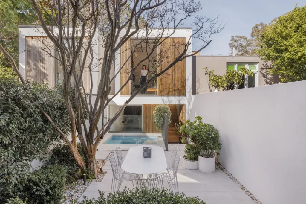 Une magnifique maison de famille avec piscine transformee et decoree par un architecte 14