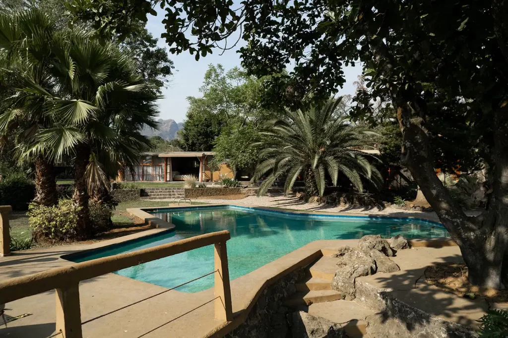Une maison avec une magnifique piscine et palmiers ou lon sy sent bien 1
