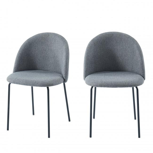L'image présente deux chaises identiques, placées côte à côte sur un fond blanc. Elles sont tapissées de tissu d'un gris homogène, qui évoque une sensation douce au toucher. Le design est simple et moderne, avec une coque d'assise et de dossier arrondie, formant une seule pièce élégante et épurée qui donne une impression d'enveloppement confortable. Les pieds de chaque chaise sont fins, en métal noir mat, et s'élancent vers le bas en s'écartant légèrement pour offrir une base stable. Quatre pieds soutiennent chaque chaise, et leur simplicité contraste avec l'aspect douillet du tissu. L'ensemble a une allure à la fois fonctionnelle et esthétique, pouvant s'adapter à divers environnements intérieurs.