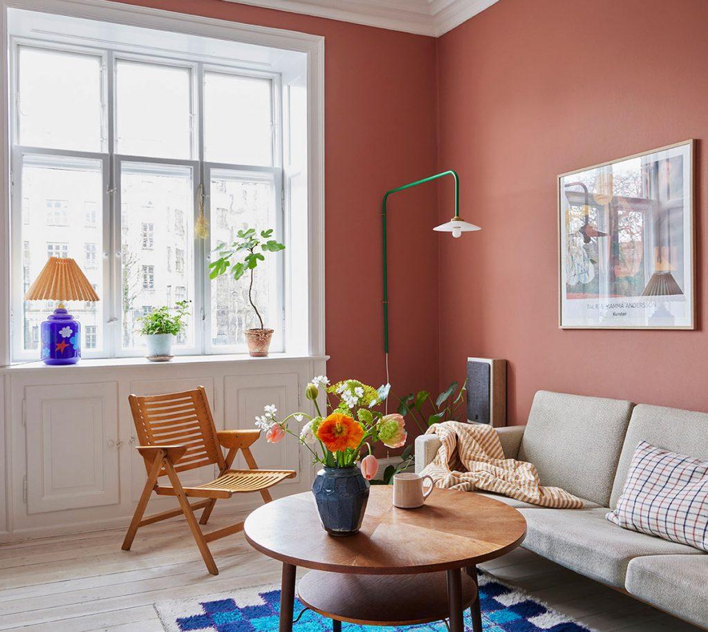 Un appartement chaleureux aux couleurs vives et aux meubles chines 13