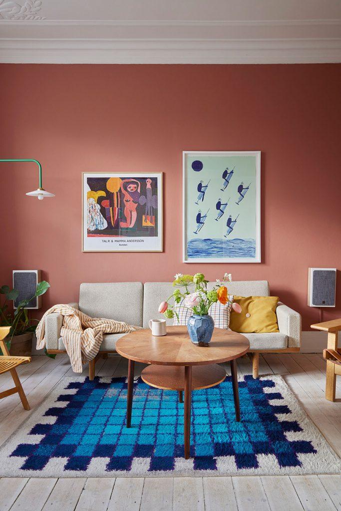 Un appartement chaleureux aux couleurs vives et aux meubles chines 15