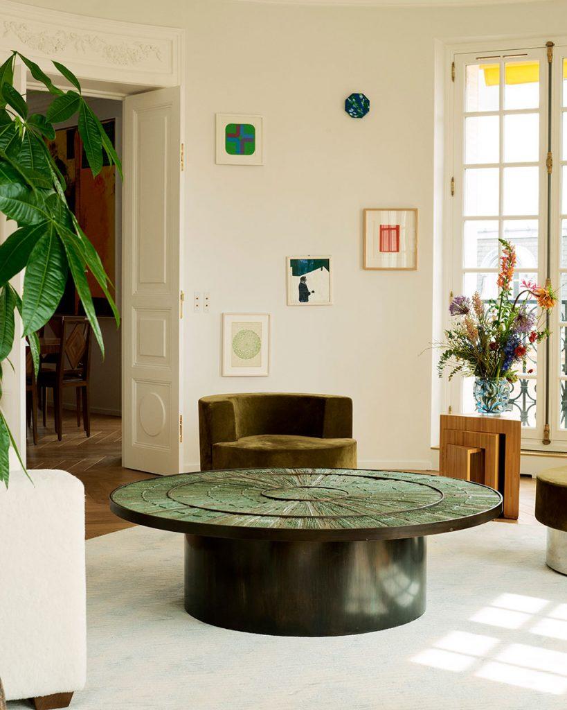 Un appartement moderne extraordinaire a Paris avec des interieurs colores 4