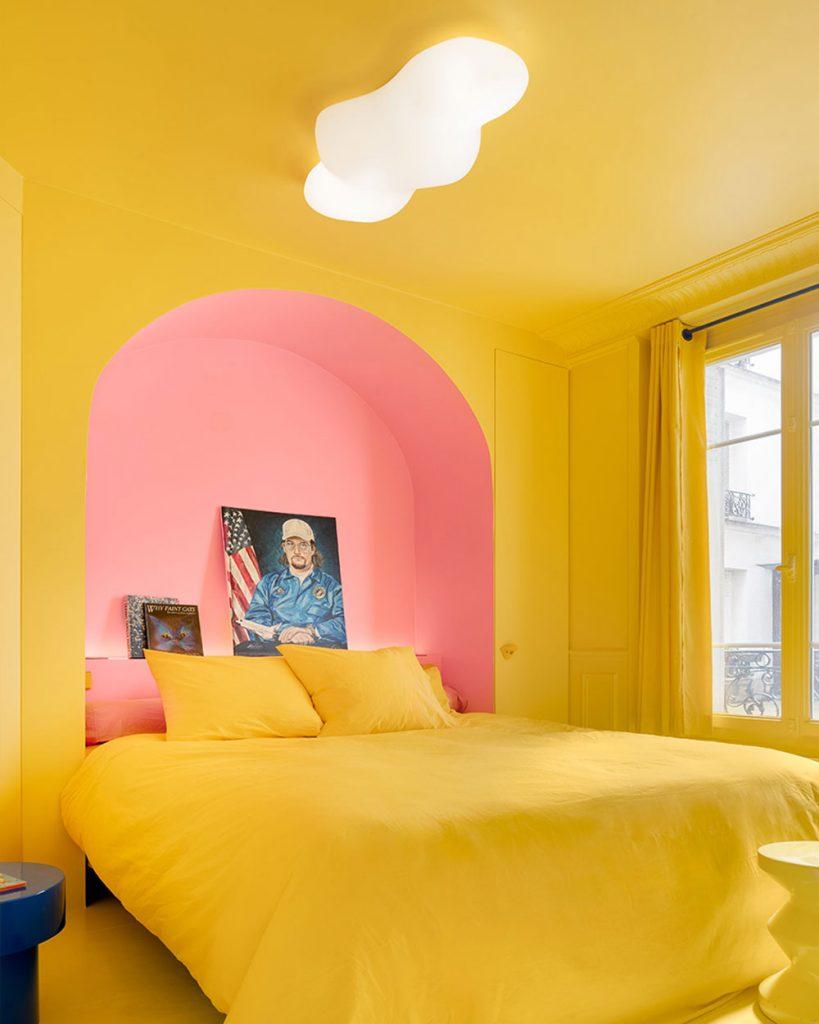 Un eclat de couleurs vives dans un petit appartement parisien de 45 m2 13