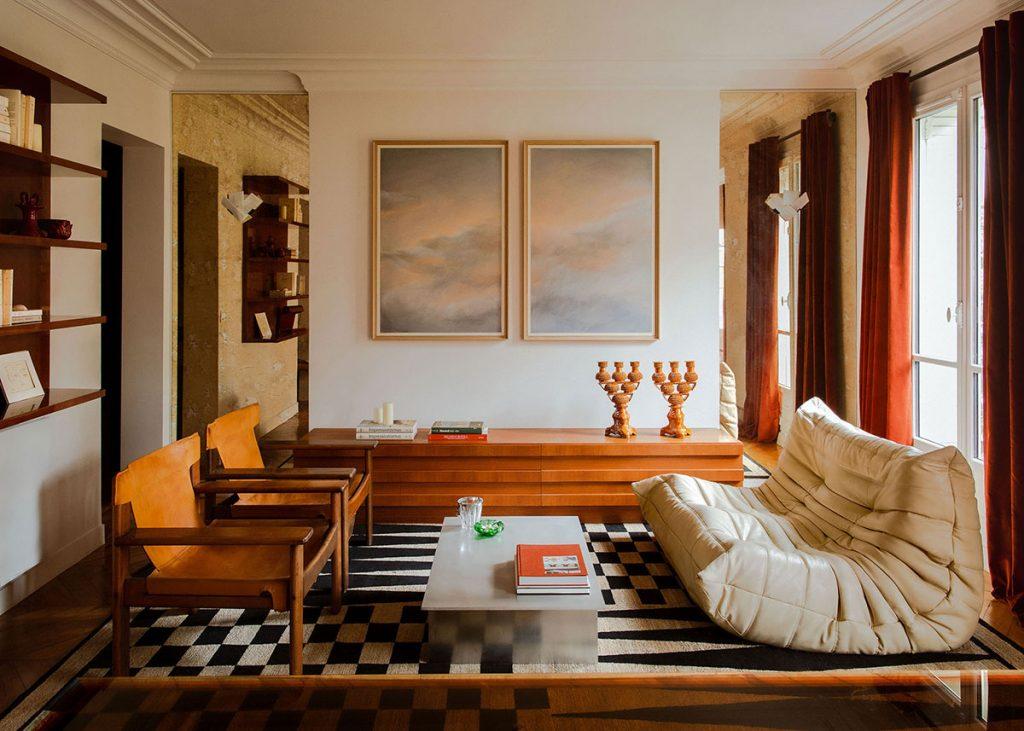 Un elegant et petit appartement avec du mobilier en bois fonce situe a Montmartre 2