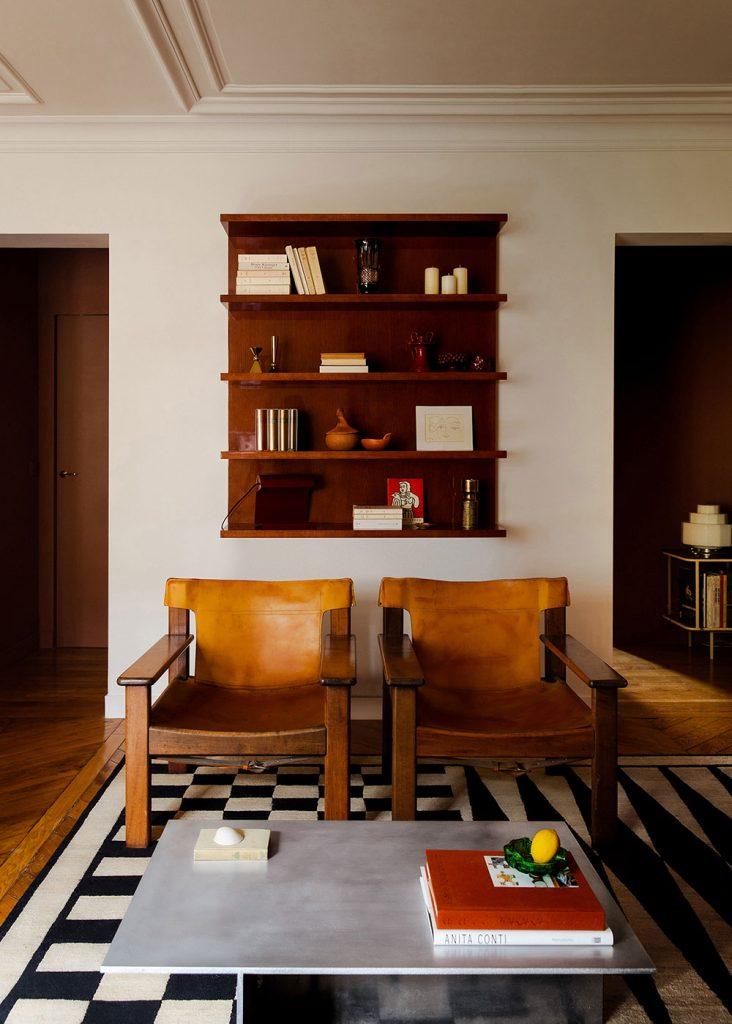 Un elegant et petit appartement avec du mobilier en bois fonce situe a Montmartre 3