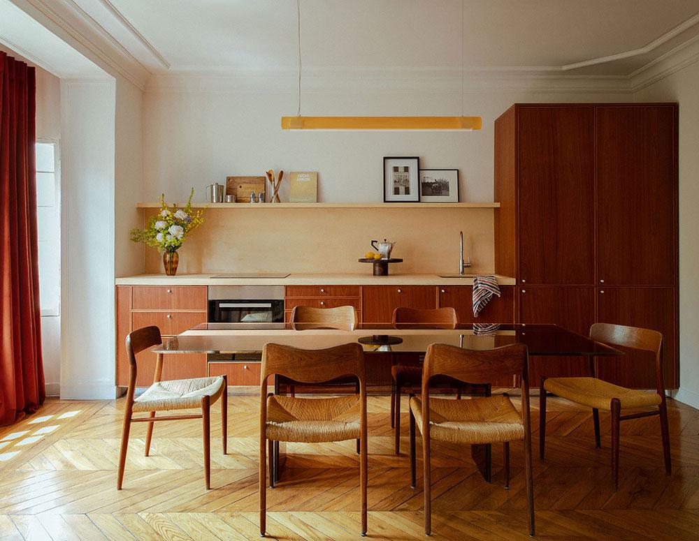 Un elegant et petit appartement avec du mobilier en bois fonce situe a Montmartre 4
