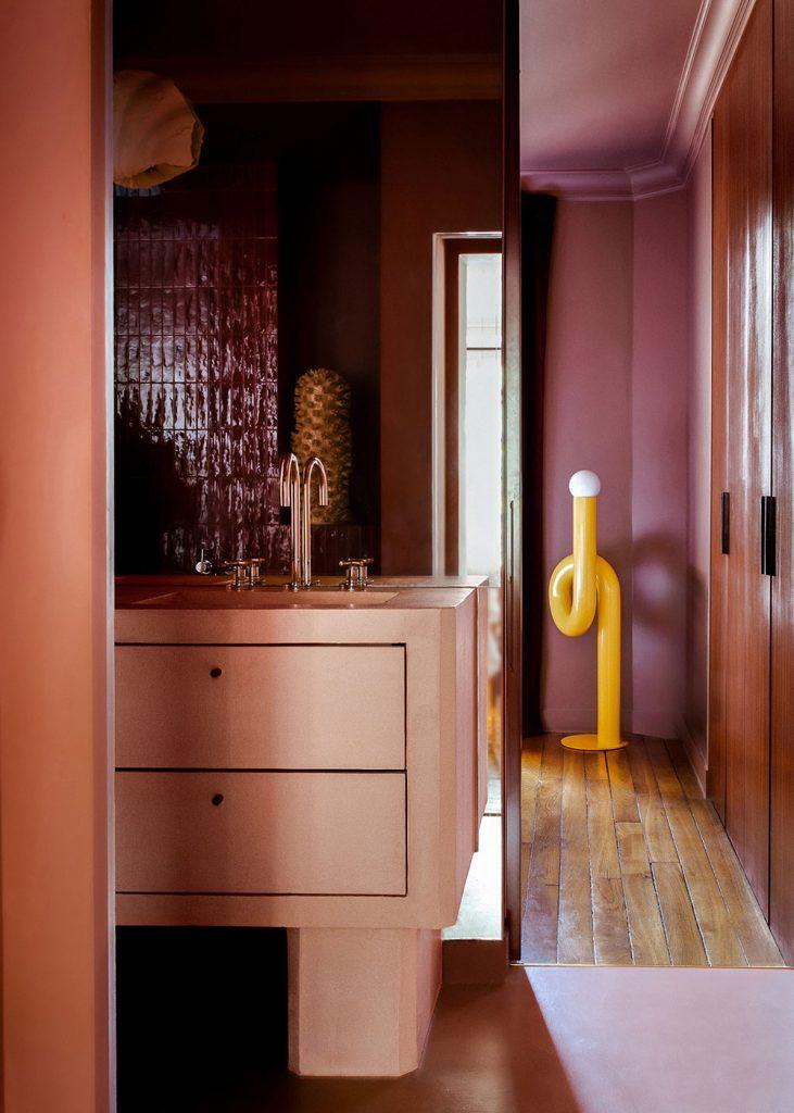 Un elegant et petit appartement avec du mobilier en bois fonce situe a Montmartre 6