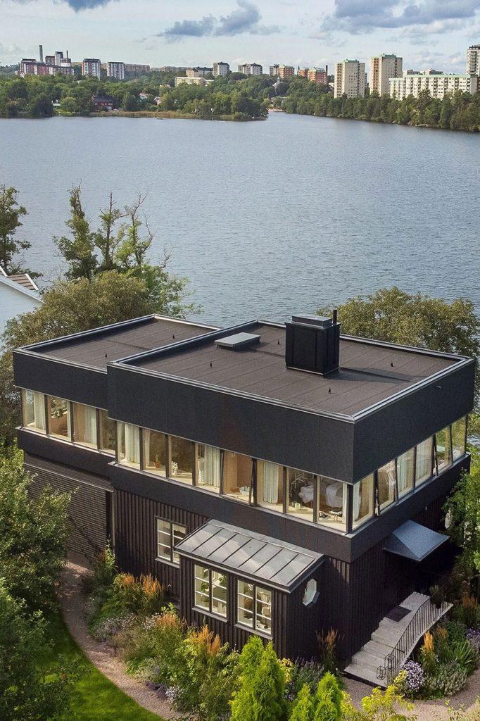 Une villa moderne et luxueuse avec sa facade noire situee au bord dun lac 32