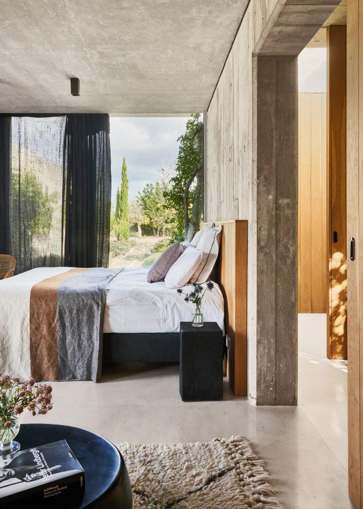 Une villa moderne situee a Ibiza avec une touche industrielle 13