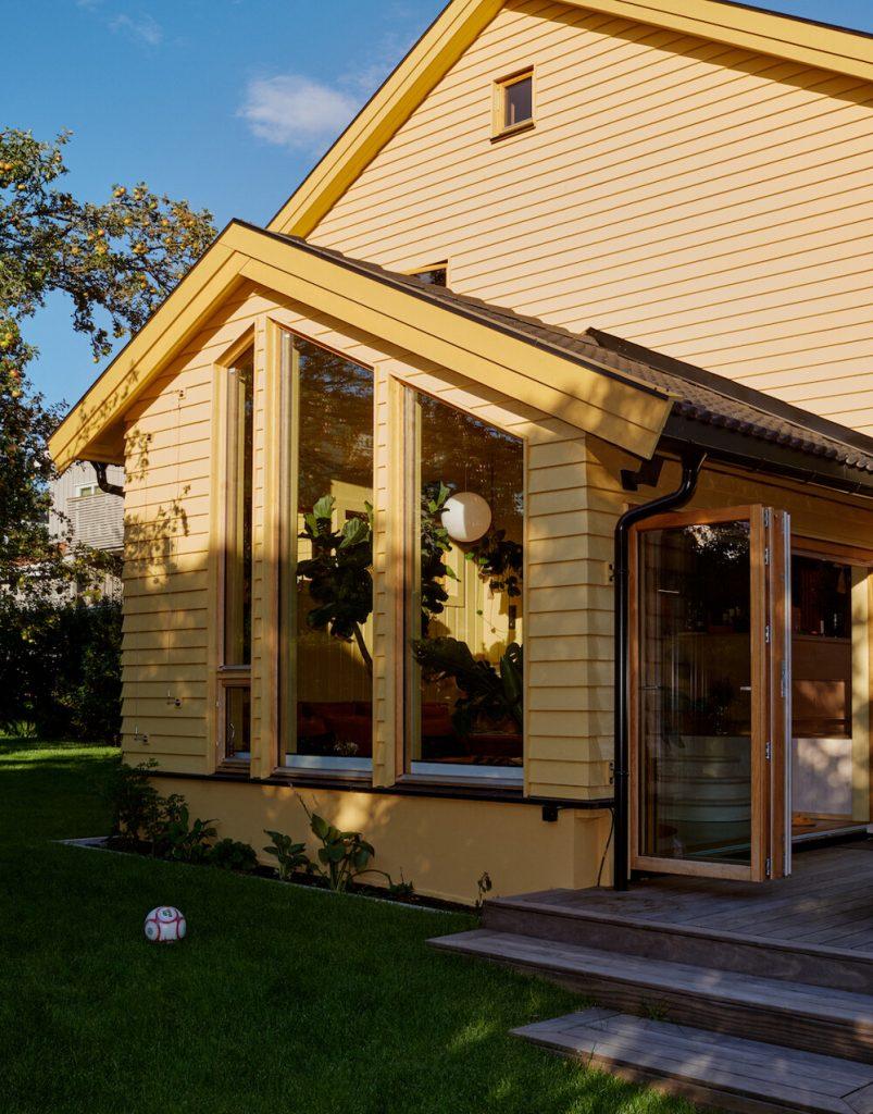 Cette maison a la facade jaune allie passe glorieux et touches contemporaines avec brio 24