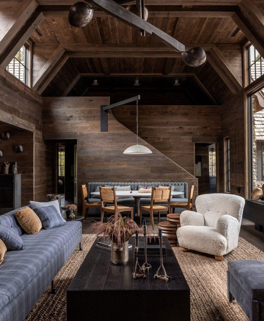 Lart du contraste bois sombre et pierre naturelle dans une incroyable maison de style grange 21