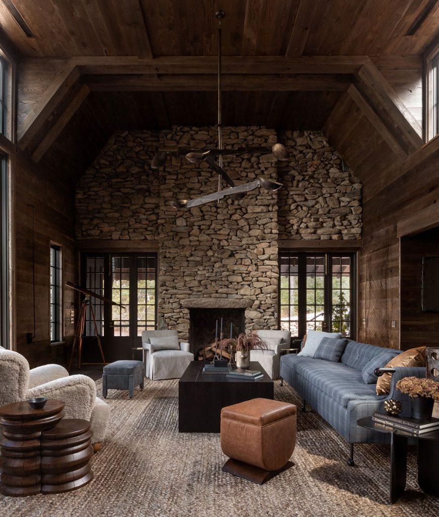 Lart du contraste bois sombre et pierre naturelle dans une incroyable maison de style grange 22