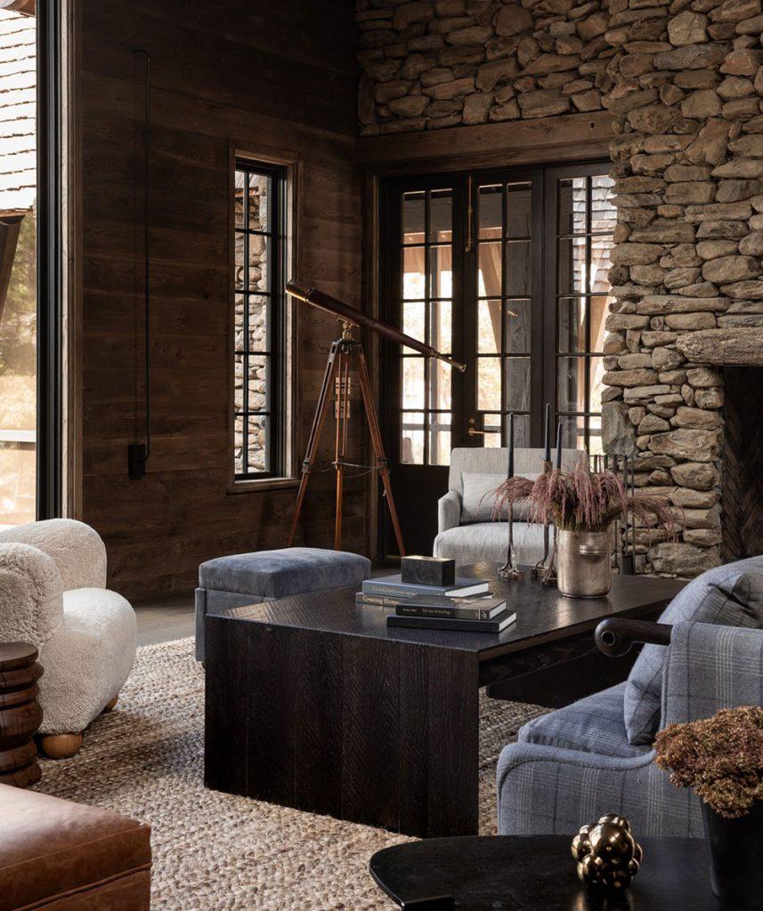 Lart du contraste bois sombre et pierre naturelle dans une incroyable maison de style grange 23