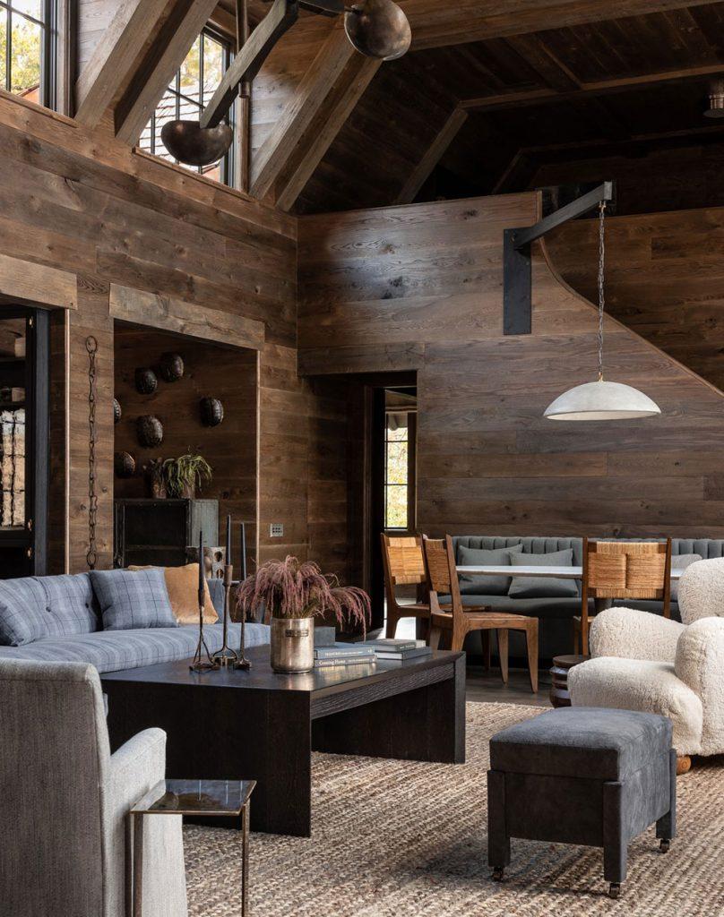 Lart du contraste bois sombre et pierre naturelle dans une incroyable maison de style grange 24