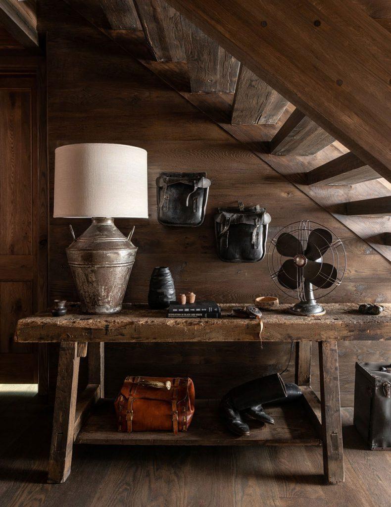 Lart du contraste bois sombre et pierre naturelle dans une incroyable maison de style grange 30