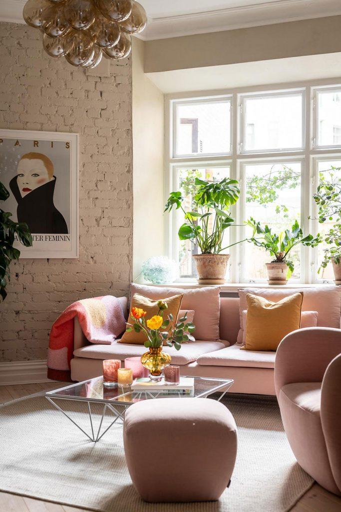 Un appartement de 76 m2 avec un canape rose et a la configuration inhabituelle 19