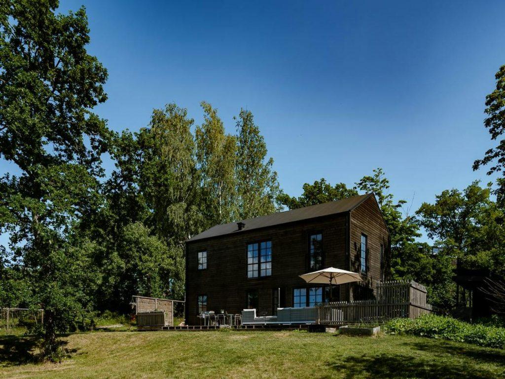 Une elegante maison en bois de 142 m2 nichee au bord dun lac prive 2