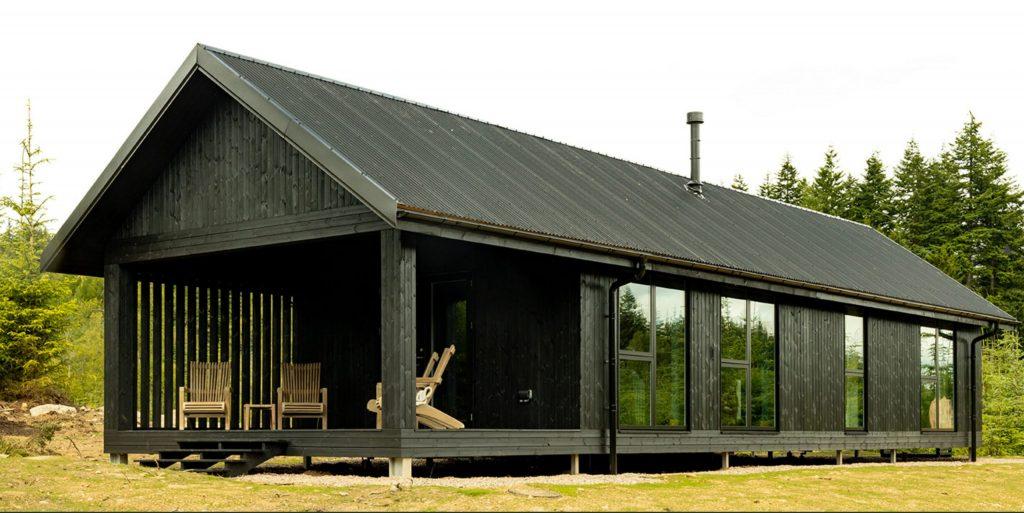 Voyez la vie en bleu canard avec cette cabane en bois nichee en pleine nature 5