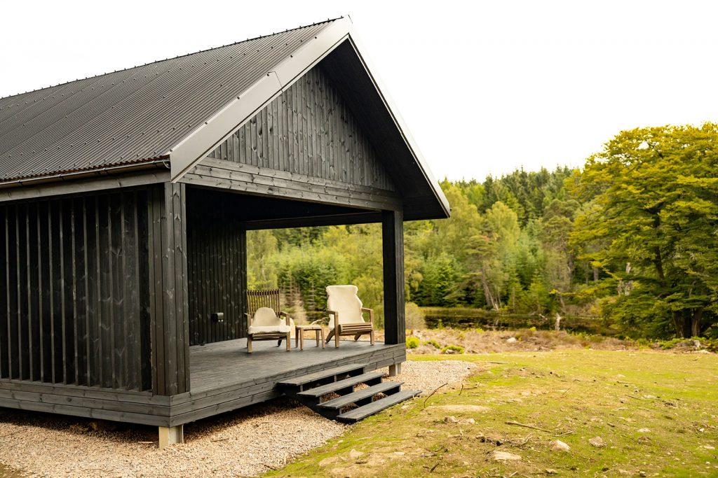Voyez la vie en bleu canard avec cette cabane en bois nichee en pleine nature 9