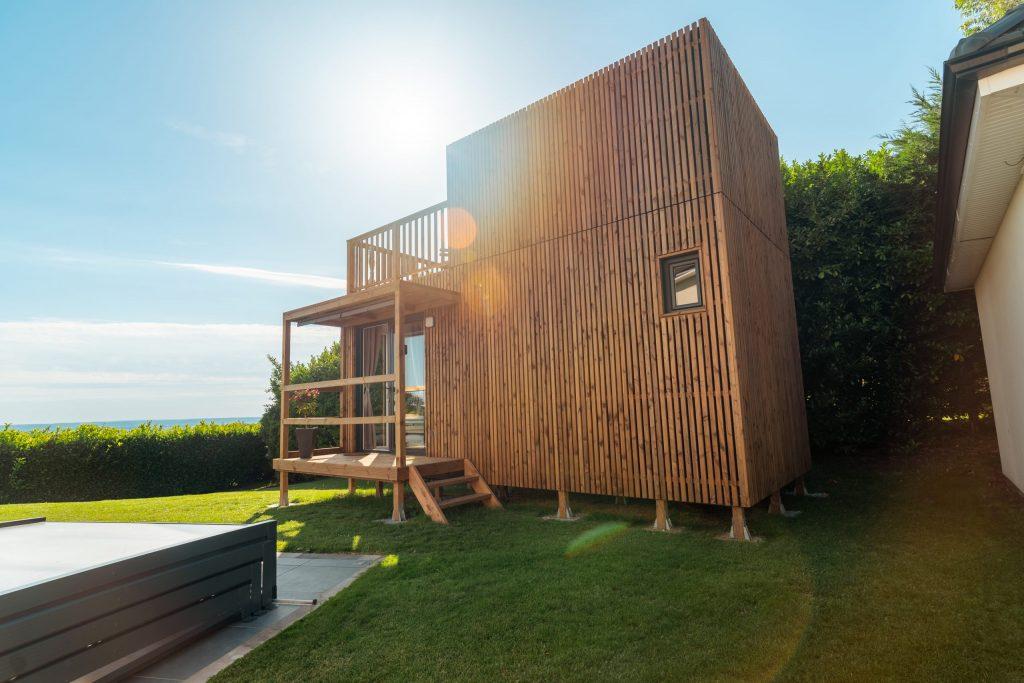 A linterieur dune mini maison francaise de 30 m2 ou innovation lumiere et nature fusionnent 2