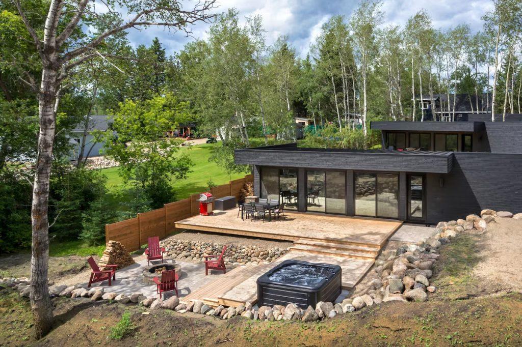 Cette maison en bois de 97 m2 pres dun lac fusionne elegance moderne et charme naturel 1