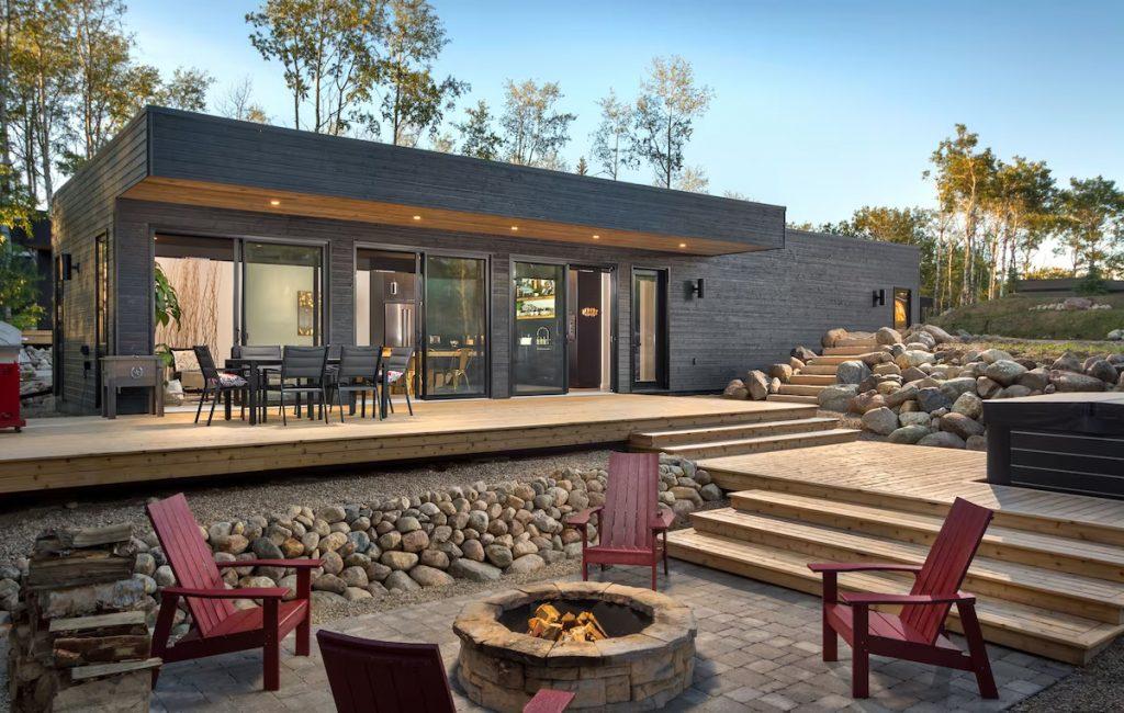 Cette maison en bois de 97 m2 pres dun lac fusionne elegance moderne et charme naturel 2