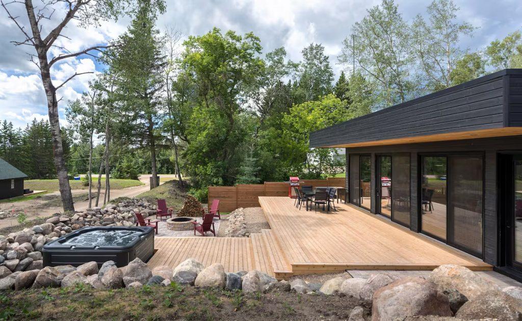 Cette maison en bois de 97 m2 pres dun lac fusionne elegance moderne et charme naturel 7