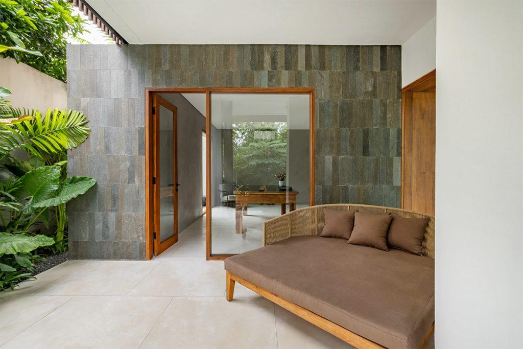 Decouvrez une villa Balinaise ou le design contemporain rencontre la splendeur tropicale 7