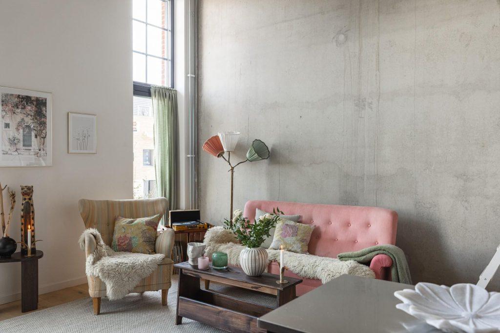 Une mezzanine et de la couleur decouvrez cet appartement qui redefinit lelegance industrielle 17