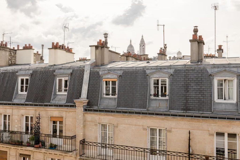 Decouvrez cet appartement parisien qui allie modernite et tradition sous les toits de la capitale 1