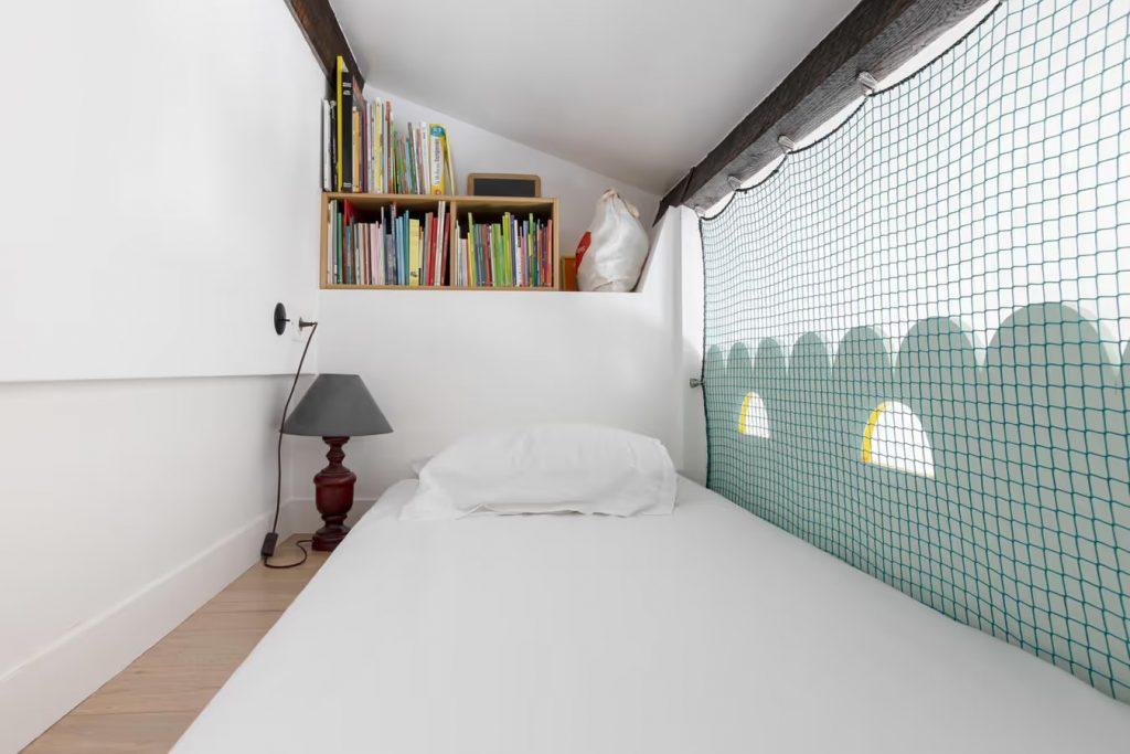 Decouvrez cet appartement parisien qui allie modernite et tradition sous les toits de la capitale 9