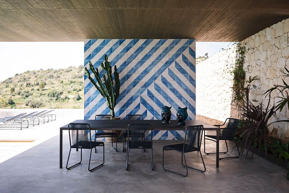 Entre couleurs vives et design epure visitez cette villa sicilienne qui redefinit lelegance moderne 21