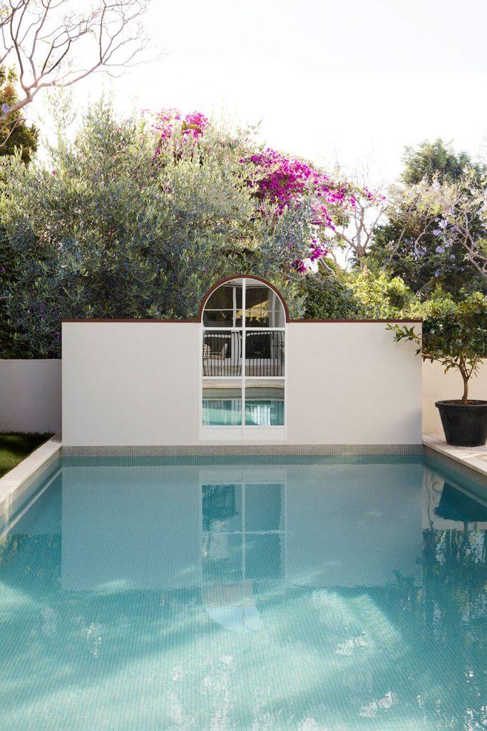 Une facade et une grande piscine pour cette magnifique maison moderne 22