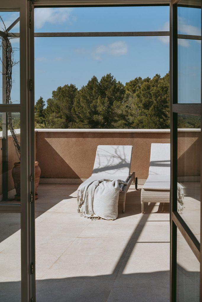 Une magnifique maison en pierre situee sur lile de Majorque aux couleurs claires 1