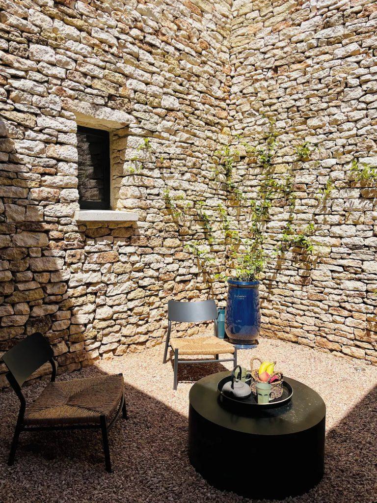 Une magnifique villa en pierre seche situee a Gordes ou tradition rencontre modernite 10