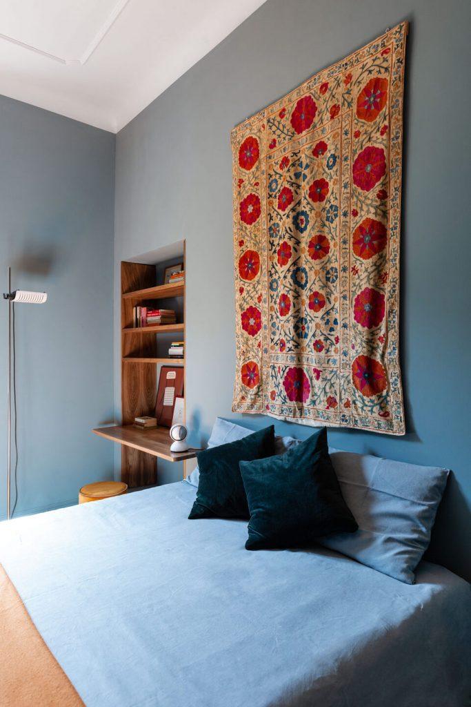 Un petit et joli appartement avec un sol turquoise 10
