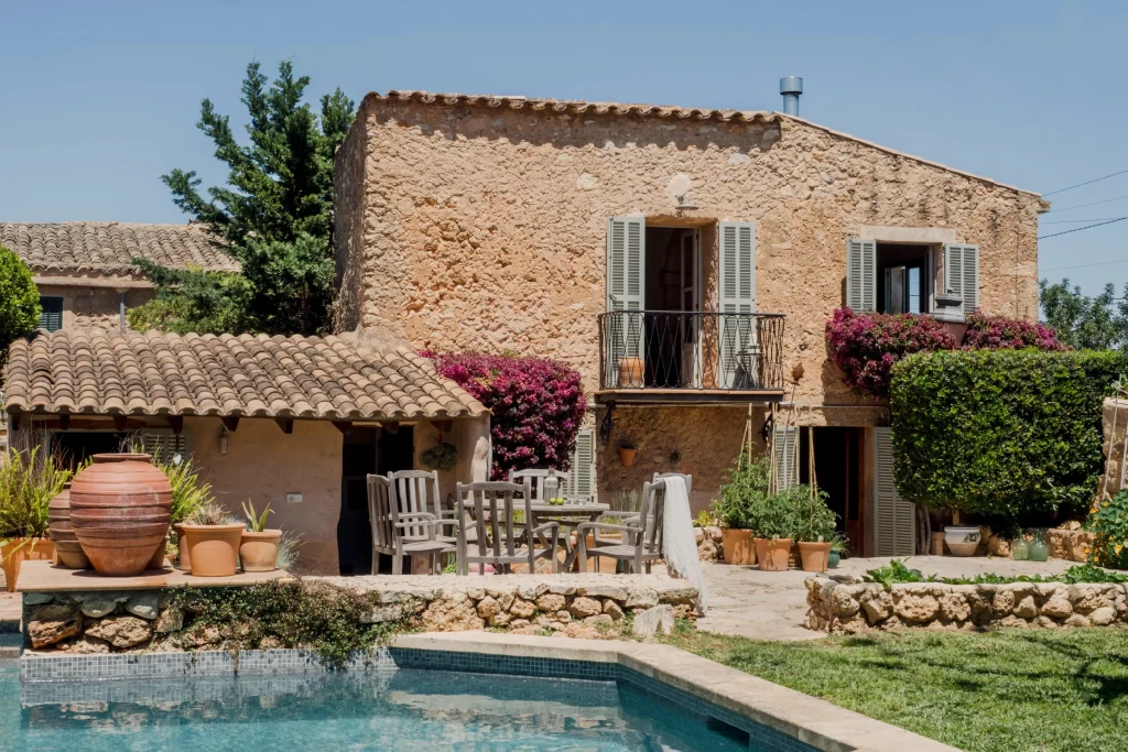 Une magnifique et typique maison de campagne en pierres avec piscine 1