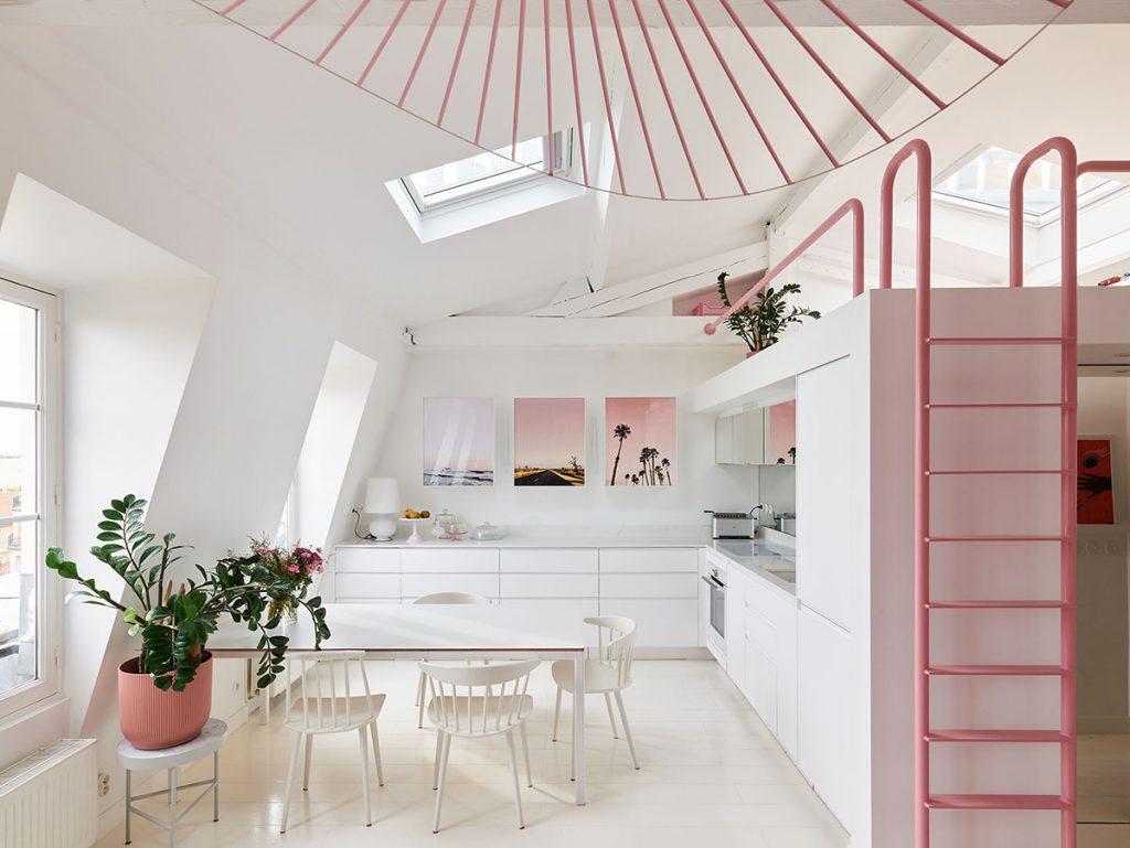 Vous aimez le rose Ce petit appartement de 54 m² avec mezzanine va vous faire craquer