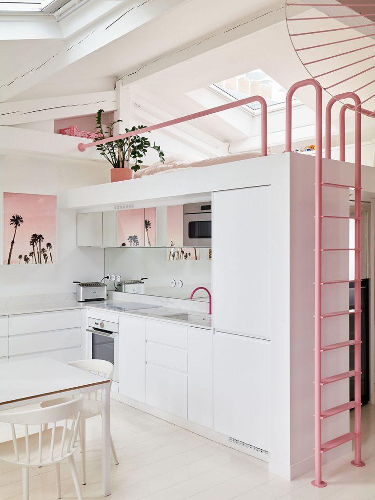 Vous aimez le rose Ce petit appartement de 54 m² avec mezzanine va vous faire craquer 1
